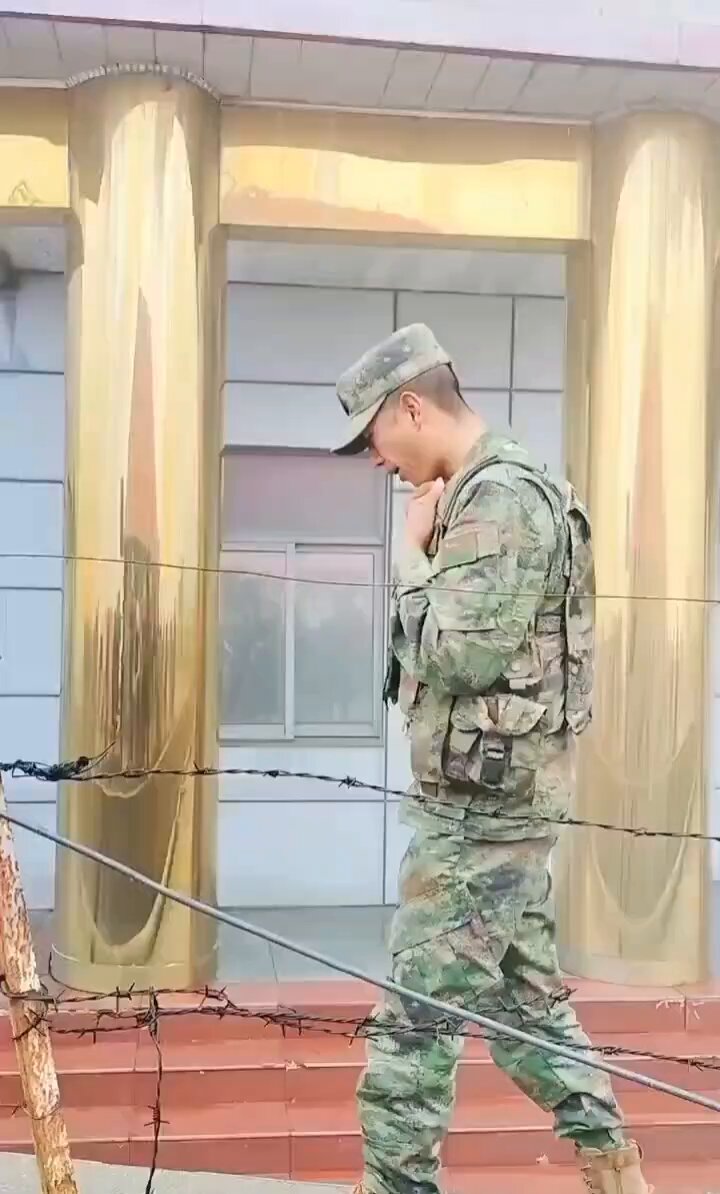中印边界哨所前的军事分界线，巡走的两国士兵相遇！ 印度士兵伸手跟中国士兵要一块口香糖。 中国士兵打了印度士兵两巴掌，提醒印度人已经越过军事分界线了。 过一会儿还是转身回来给了这位经常见面的老熟人一块口香糖。 不管是算作“敌军”还是“友军”，反正天天混一块儿也算熟人了。 其实平民百姓之间哪有什么深仇大恨，战争都是那些无良政客为自己的私利挑起来的。和平对百姓最有利！