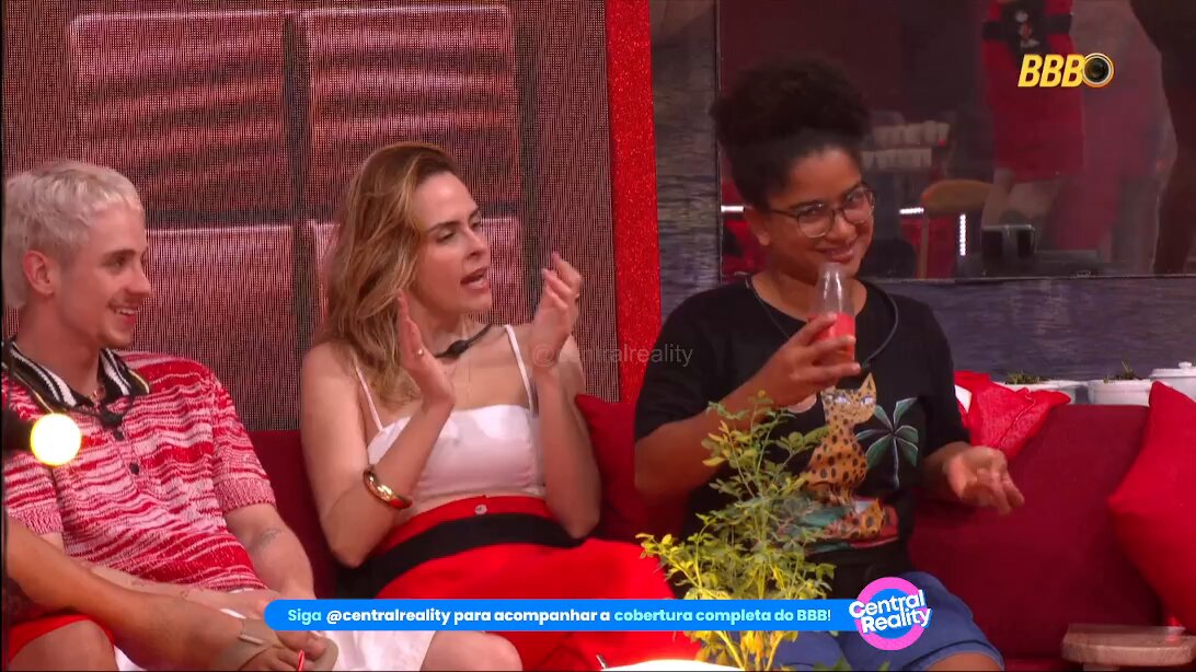 Ana Paula: “E a Sarah te chamando pra cantar e dançar com ela? O que foi aquilo?” Milena: “Eu falei não.” Ana Paula: “Na hora que você quis fazer amizade dando duas informações de jogo, ela não quis. Agora quer dar uma de tia simpática?” #BBB26