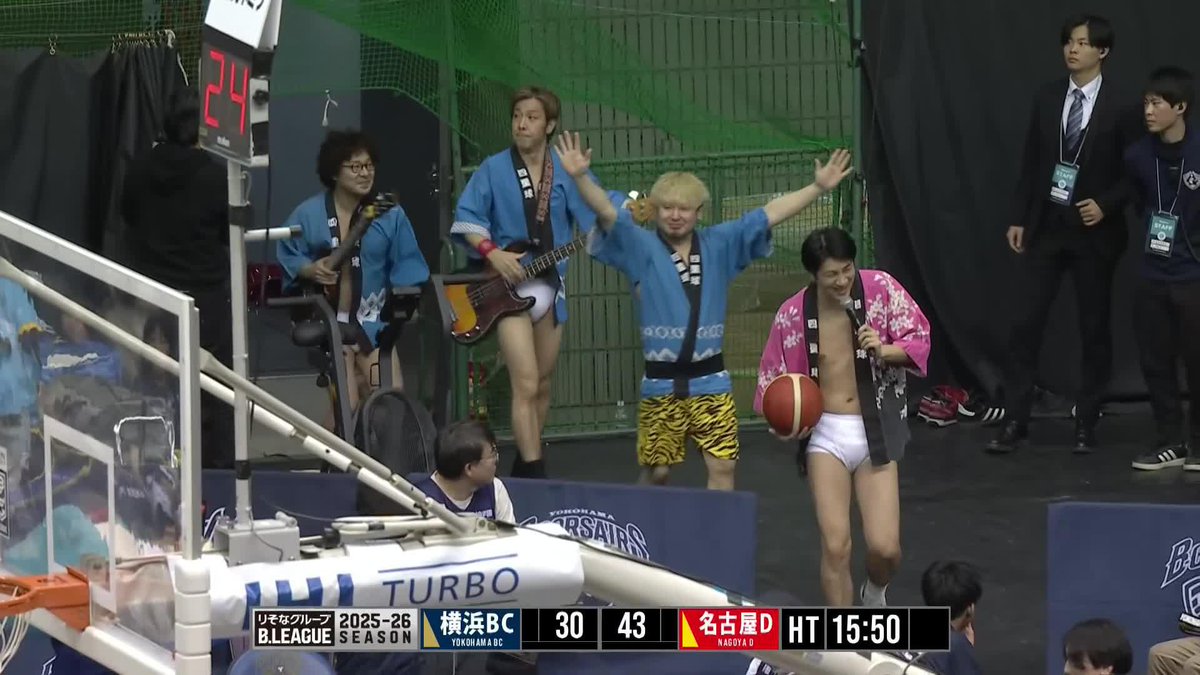 🌏HALF TIME🌏 本日のハーフタイムは、日本一泣けるコミックバンド「四星球（すーしんちゅう）」のパフォーマンス✨ 続きはバスケットLIVEで📱 #ビーコル #NoQuarter