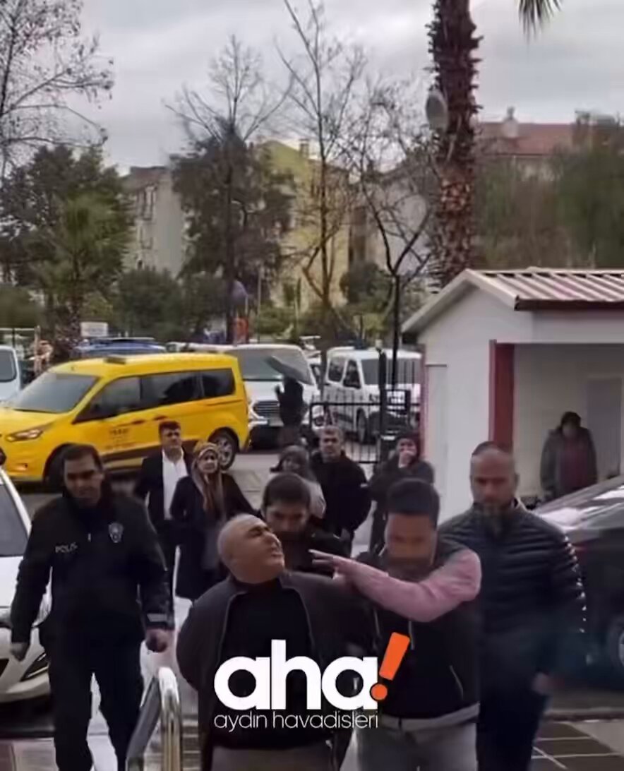 📌 Uyuşturucu Baronu yine yakalandı Aydın’da 2 yıl önce bir TIR’da yakalanan “12 kilo 660 gram” uyuşturucunun sahibi olduğu belirtilen Ersin D. isimli şahıs, bu kez Nazilli’de “9 kilo 428” gramlık uyuşturucuyla yakalandı