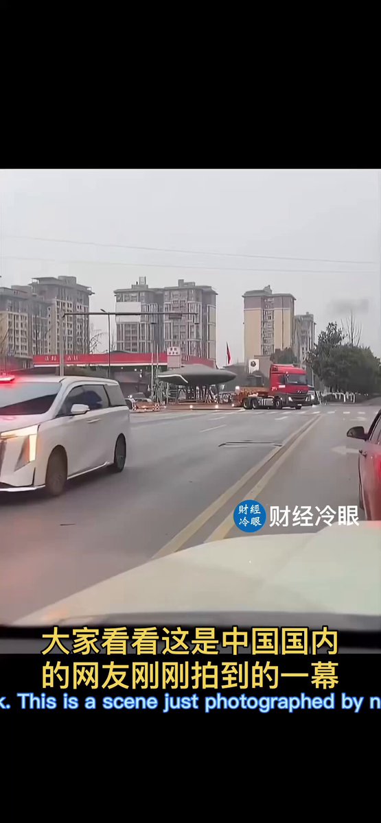 突发！中国众多警车，护拥着一个外观似UFO的神秘大件在运输……
