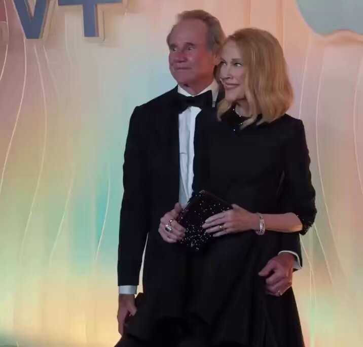 🥺Catherine O’Hara’s final public appearance — alongside her husband, just months before her death The Home Alone and Beetlejuice actress has passed away at the age of 71. Catherine O’Hara and her husband, Bo Welch, had been married since 1992 — more than three decades together.