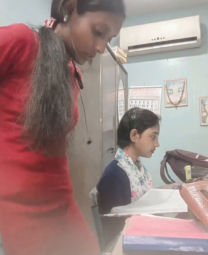 एक ही लड़की 👧..लेकिन मूड पूरे ऑफिस का 😆 रील बन रही है या,सीधा ऑस्कर की तैयारी? 🎬🤣