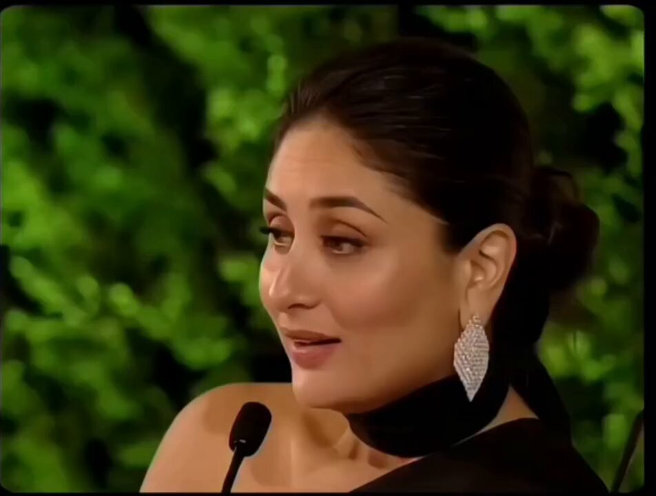 Meet Kareena Kapoor who Preaches equality but embodies pseudo feminism 🤡 She wanted equal pay as Heros like Akshay, When Akshay asked to produce a movie with the same fee and split profit 50-50, She backed off 😹