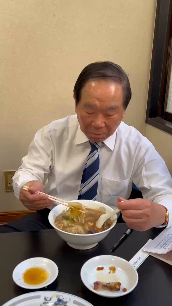 秘書Kです。 本日の昼食はでラーメンと春巻きでした。 それにしても、なんでも飲み込むって、うちの先生は鯨だったみたいです。