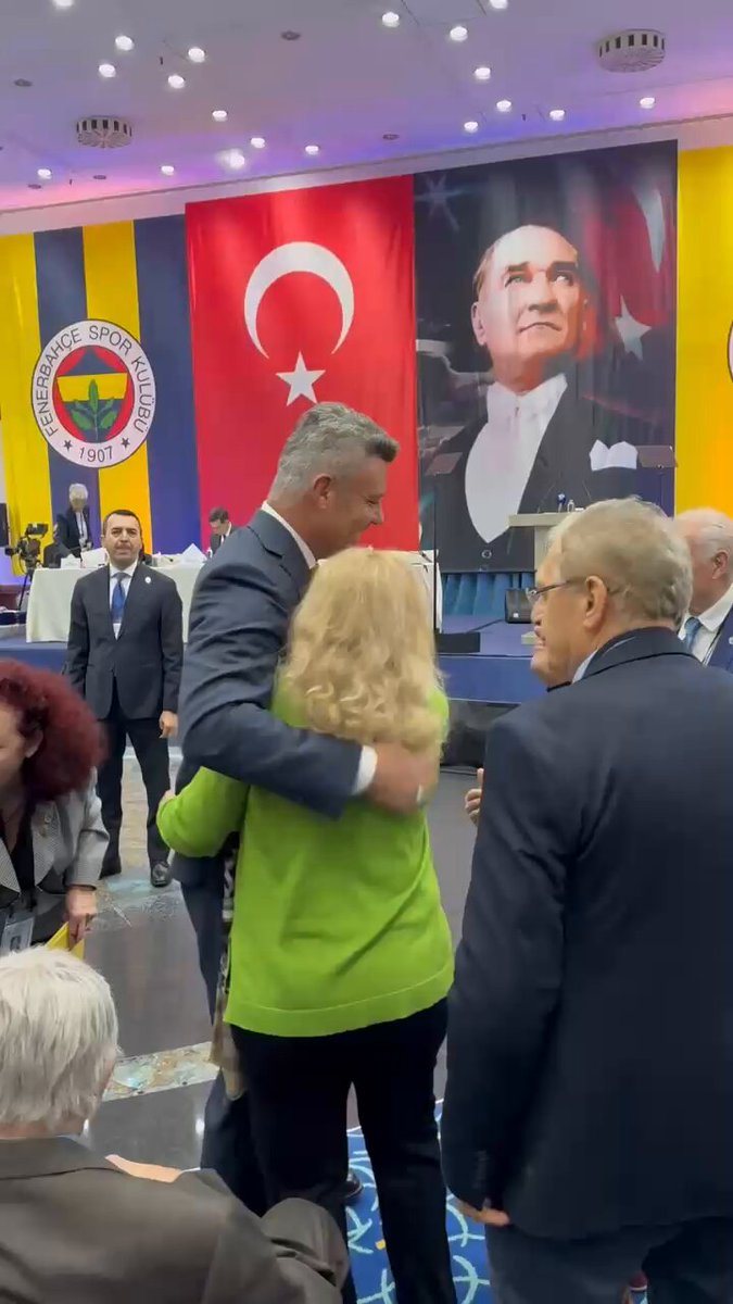 Başkan Sadettin Saran YDK’da üyelerle tek tek ilgilenip resim çektirdi.