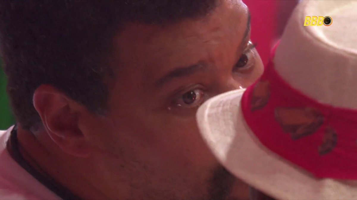 Babu fala sobre Brigido com Edilson 💬: "Ele falou para as pessoas também que sabe coisas de você, coisas de mim, coisas do Cowboy, coisas da galera famosa e dos Veteranos e que na hora certa vai usar." #BBB26 #RedeBBB #FestaBBB