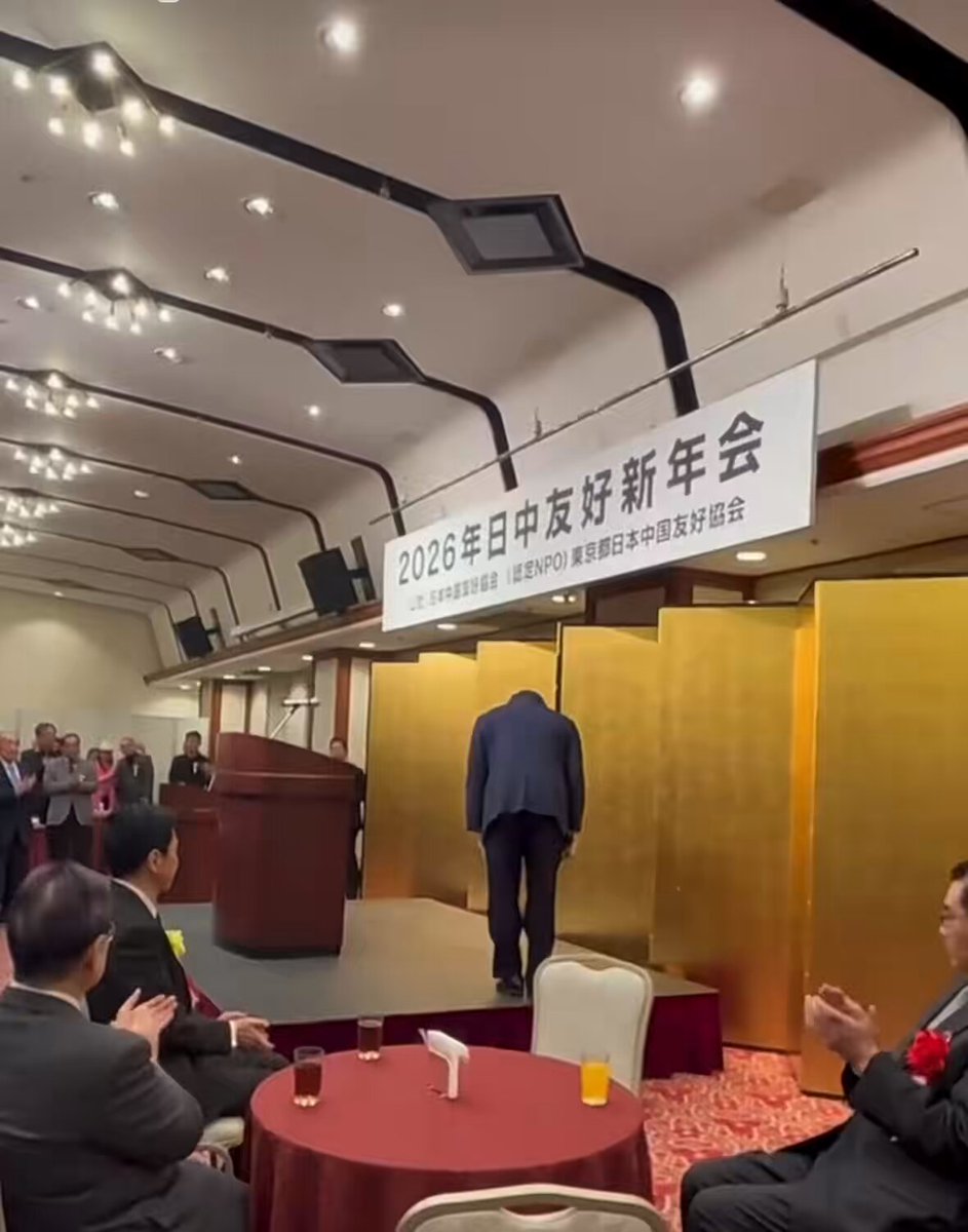 1/30都内で日中友好協会の新年会。 中国大使呉江浩氏と共に外務省の金井局長が参加。 中国側の強硬な対日発信が続いている中で、外務省幹部がこうした場に出席することがどう受け取られるか。 外務省の危機意識はあまりにも薄い。 その積み重ねが、日本を軽く見られる原因になっているんですよ。 だから訪中しても舐められるんですよ。
