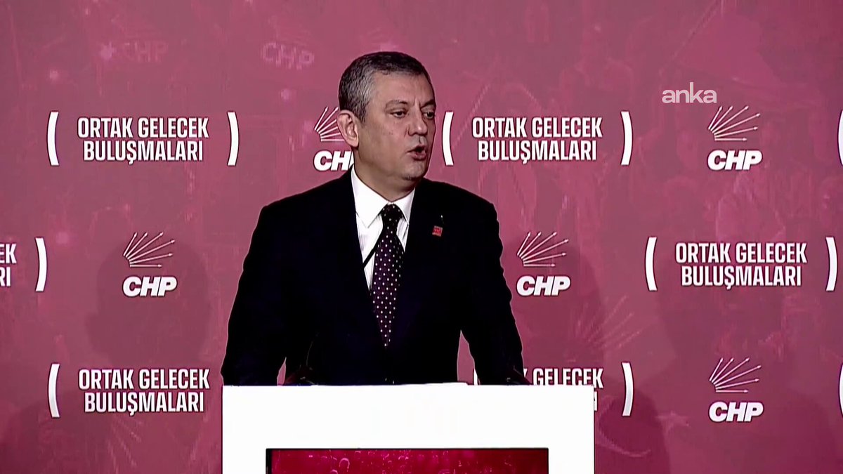 Özgür Özel'in "Toplumsal Barış ve Demokrasi" konferansında yaptığı konuşma yüzleşme ve ortak vatan vurguları öne çıktı. Suriye meselesi üzerinden Kürtlere yönelik negatif dile tepki gösterdi. Türkiye'deki çoklu krizleri aşmak için muhalefete "topyekûn mücadele" çağrısı yaptı.