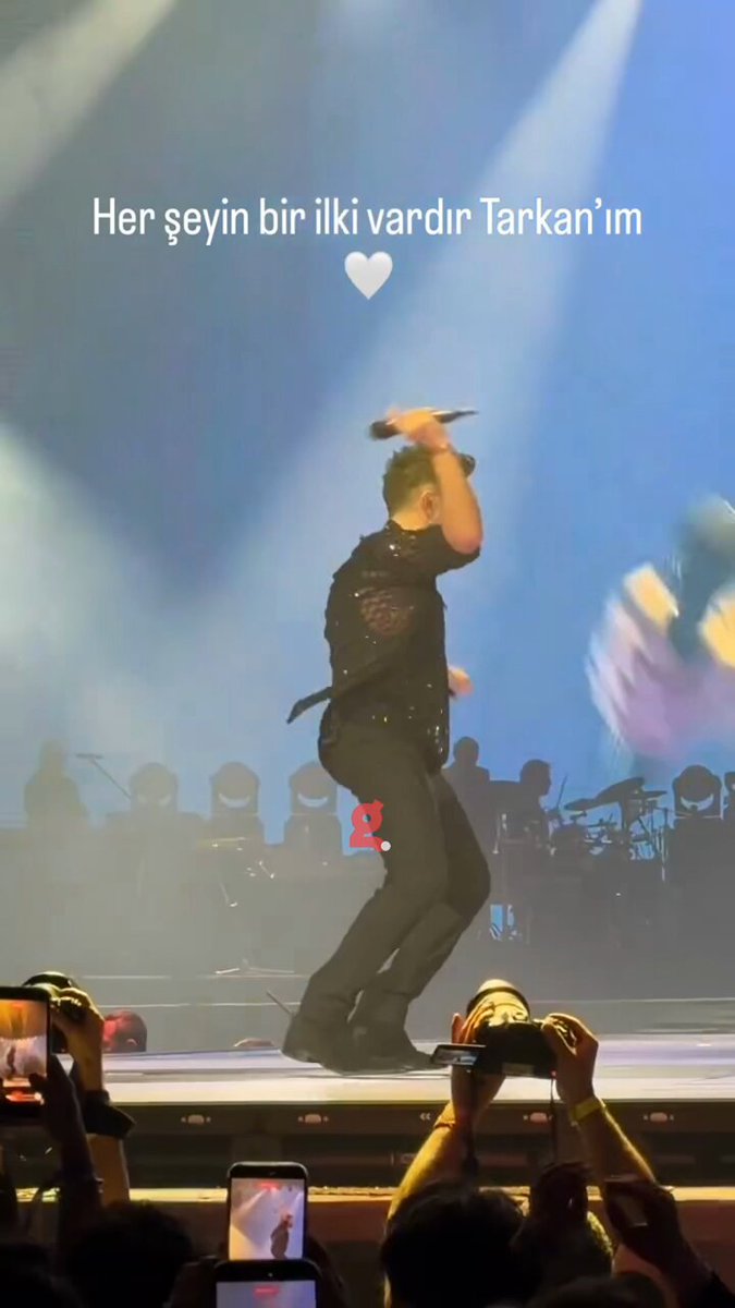 Sahnede dans eden Tarkan'ın mikrofonu elinden fırladı.