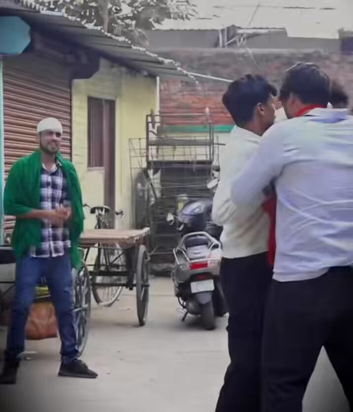 4 हिंदू आपस में लड़ रहे हैं अब्दुल दूर से देखकर मजा ले रहा है। यही नरेंद्र मोदी जी का UGC और हिंदू एकता हैं?