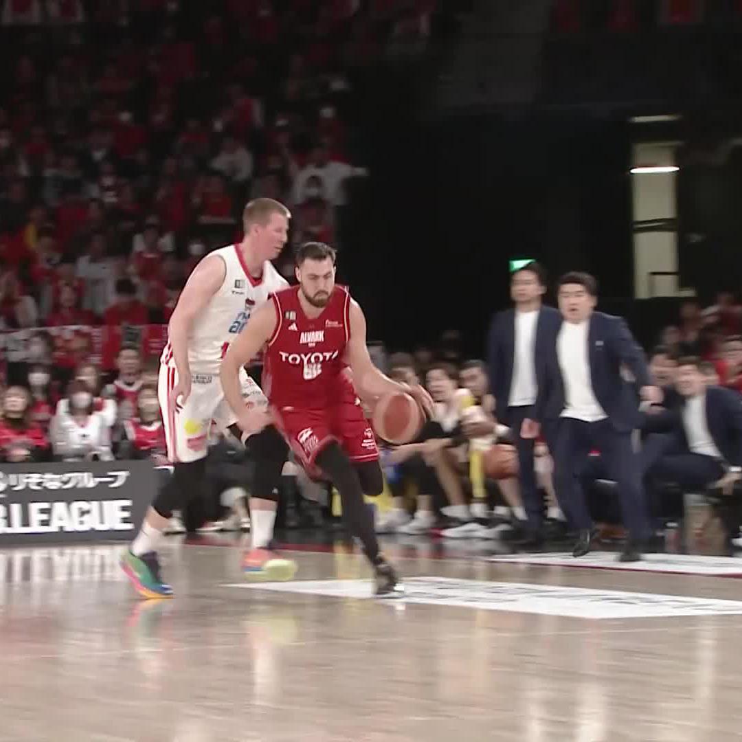 1人、2人、3人抜き❗️ フィーラーが自ら持ち込みダンク💥🔨 Chase Fieler (チェイス・ フィーラー) 📲バスケットLIVE配信 #アルバルク東京 #GRITUP