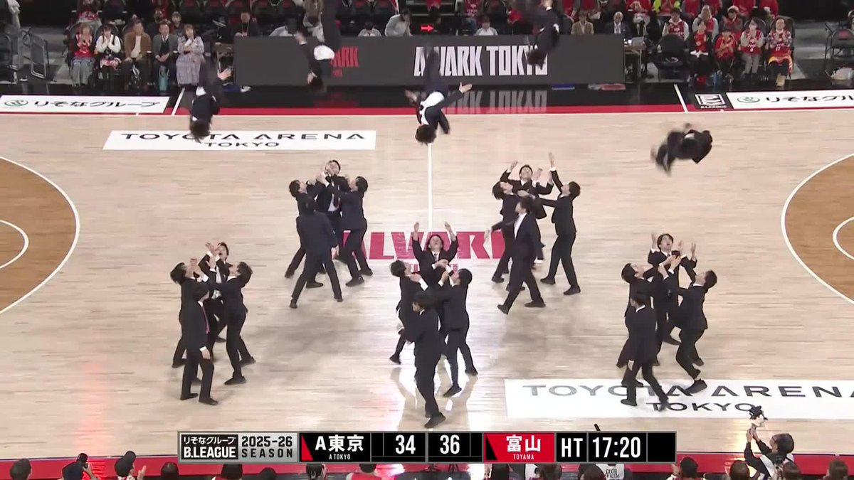 本日のハーフタイムショーは、 Cheer Re-Man’s（チアリーマンズ）によるパフォーマンス🕺✨️ スーツ姿で舞う社会人チーム！ 後半へ勢いづける、力強く圧巻のパフォーマンスをありがとうございました💪 ハーフタイムも #バスケットLIVE 配信📲