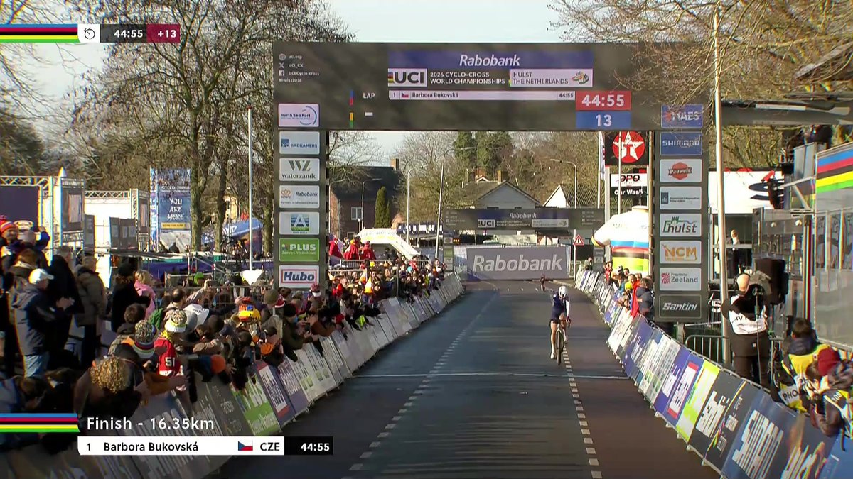 En tête pendant quatre tours, Lise Revol est finalement vice-championne du monde juniors en cyclo-cross, derrière la Tchèque Barbora Bukovska. #lequipeVELO