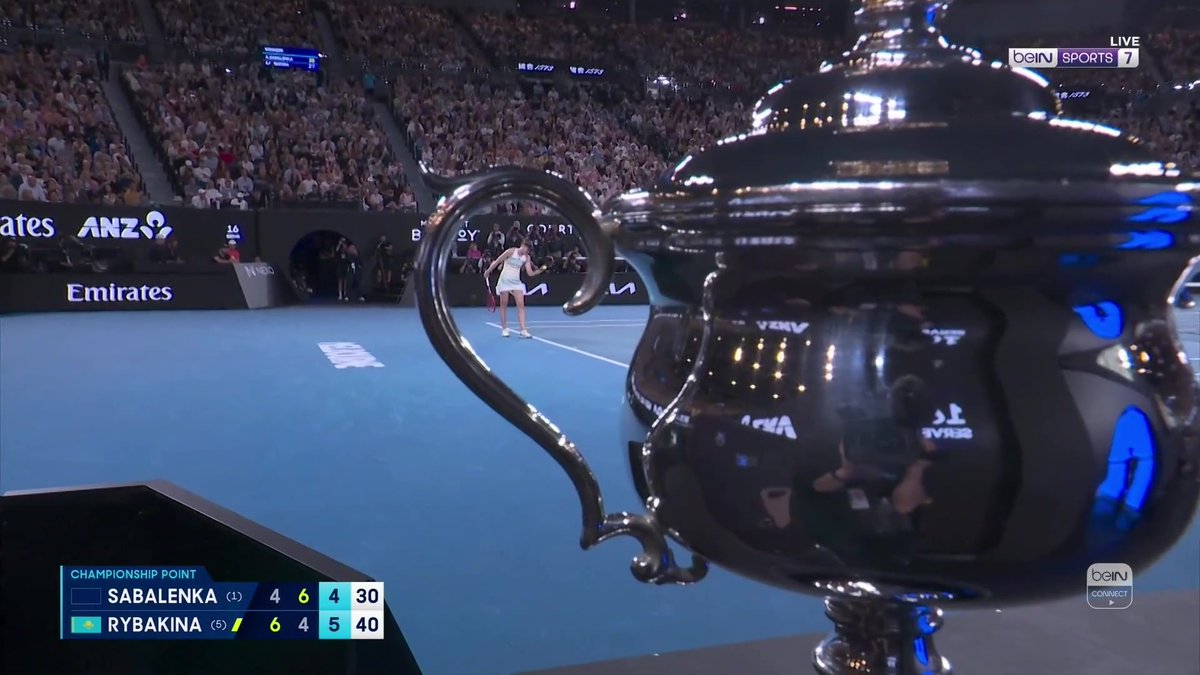 🏆🎾 الكازاخستانية إيلينا ريباكينا المصنّفة خامسة عالمياً تحرز اللقب عقب فوزها على البيلاروسية أرينا سابالينكا المصنفة الأولى عالمياً في المباراة النهائية بمجموعتين مقابل مجموعة واحدة. #بطولة_أستراليا_المفتوحة #AO | #AustralianOpen2026