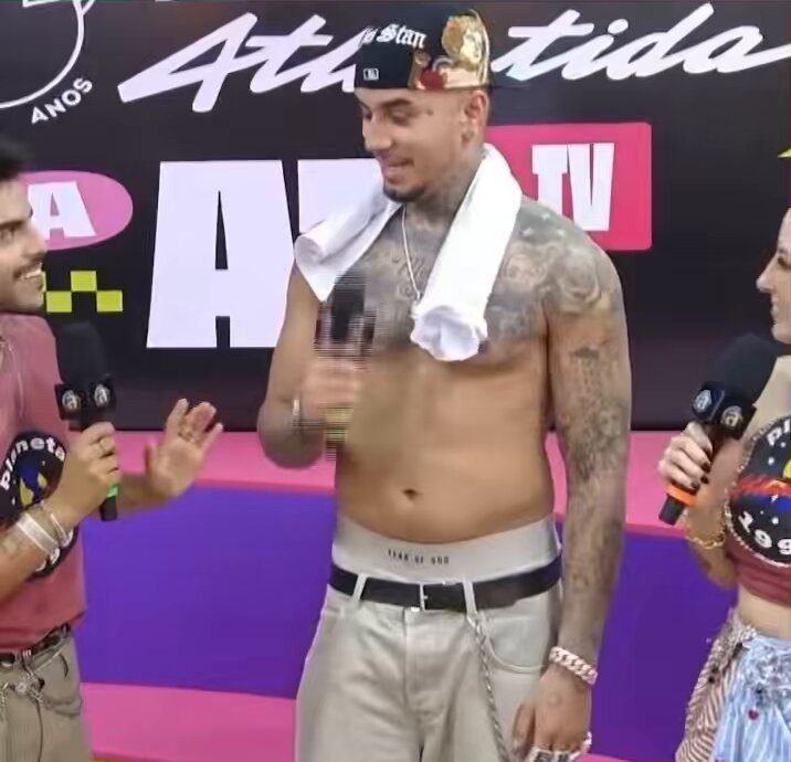 não só está em casa veio até sem camisa ☺️