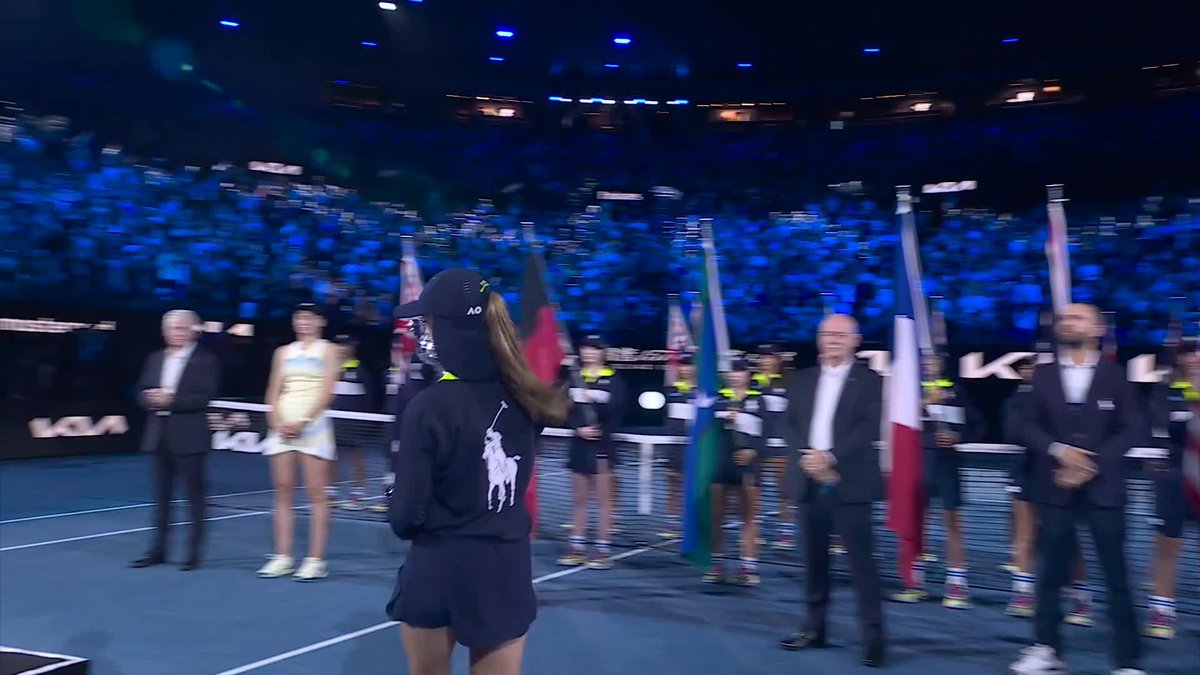 Aryna Sabalenka a Elena Rybakina ❤️ 🗣 "Quiero felicitarte a ti y todo tu equipo por tu increíble torneo, tu increíble tenis. Es un logro increíble". No todas lo hacen, pero es así de simple felicitar a tu rival...