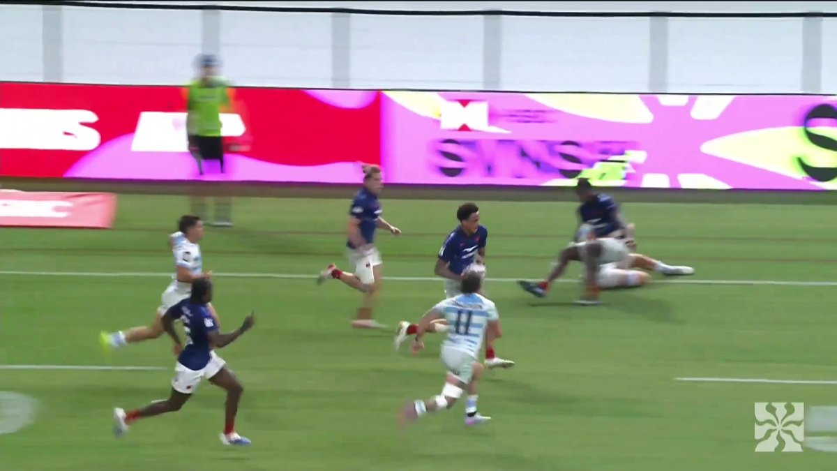 L'équipe de France s'impose face à l'Argentine (19-15) après la sirène ! Ça fait 3/3 pour les Bleus dans la phase de poules du SVNS Series à Singapour. #lequipeRUGBY
