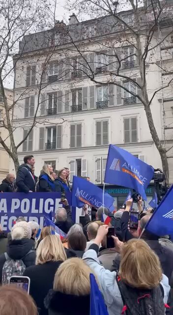 🚨 ALERTE - Pour clôturer la manifestation, la Marseillaise est chantée par les élus, soutiens, policiers !