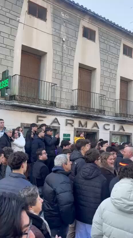 🔴 ÚLTIMA HORA | Miles de personas reciben a ⁦Santiago Abascal 🇪🇸⁩ en Zuera entre aplausos y gritos de: “¡Abascal presidente!”