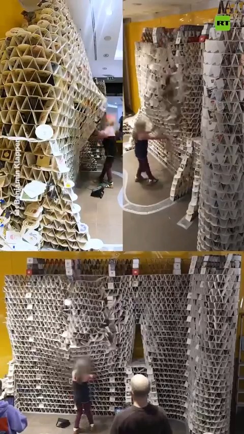 🇩🇪 | Niña derrumba escultura de más de 60.000 posavasos que el artista alemán Benjamin Klapper construyó durante un mes y con la que pretendía batir un récord mundial.