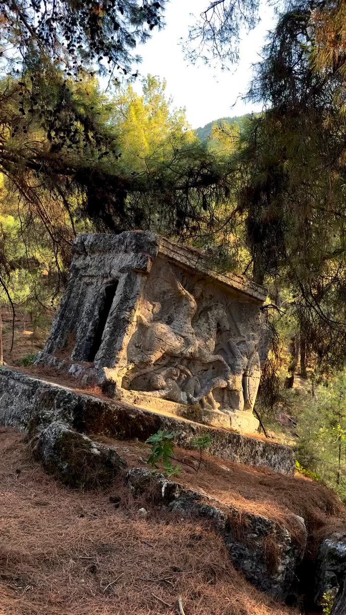 🇹🇷 En Turquie, lors d’une randonnée, on peut tomber sur le tombeau d’un héros lycien, dans la région historique de la Lycie dans le sud de la Turquie.