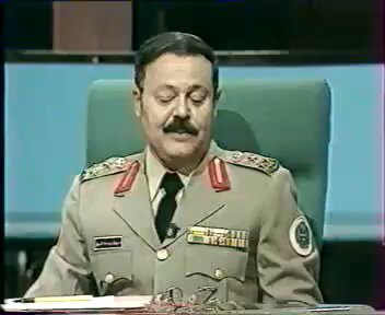 لقاء من الأرشيف عام ١٤١٧هـ قبل ٣٠ عاماً برنامج دعوة للحوار الجوازات إدارة وتنظيم بحضور معالي مدير عام الجوازات في المملكة معالي الفريق : أسعد بن عبدالكريم الفريح عندما كان برتبة لواء مديراً عاماً للجوازات في المملكة.🇸🇦