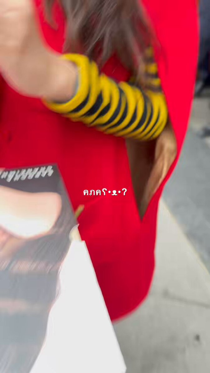 My pen didn’t work lol and I was so embarrassed🤣🤦🏻‍♀️ Then, I was starstruck and almost forgot the cap, but luckily P’Freen was there🥹🤏 She was the sweetest Little Red Riding Hood Bee🐝🧣 SAROCHA AT VALENTINO COUTURE #MaisonValentinoHC26XFreen #srchafreen
