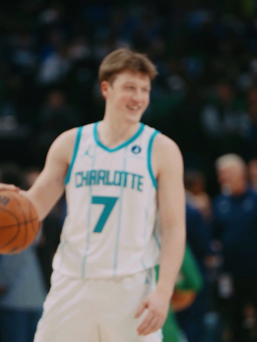 La locura de Kon Knueppel que veremos hoy en NBA on Prime Está anotando al 47,6% en triples en stepback Al 48,1% en triples tras bote Al 41,5% en triples en catch&amp;shoot Su 63,7% de true shooting va camino de ser el más alto en la HISTORIA para un rookie