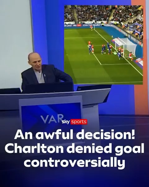 Were Charlton wrongly disallowed a goal against Leicester? Mike Dean thinks so! 👀