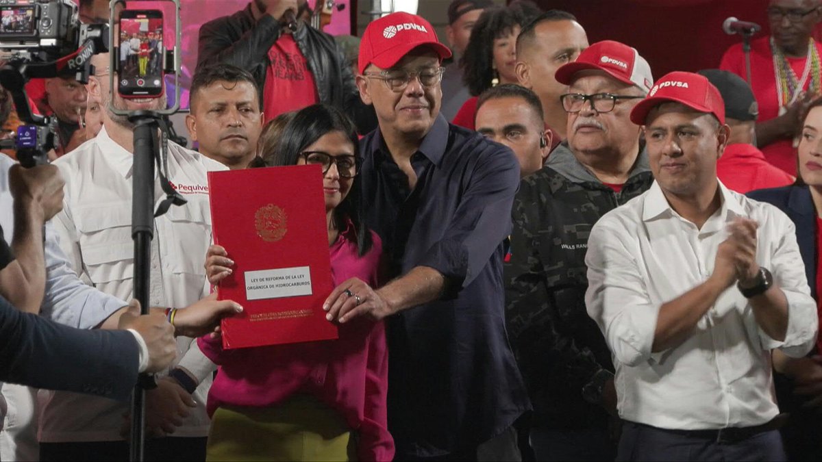 🇻🇪 Venezuela opens oil industry to private investors after US prodding Venezuelan lawmakers adopt a bill that throws its oil industry open to private investors, in line with US demands following the toppling of leader Nicolas Maduro.