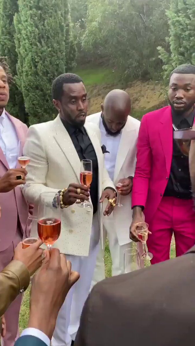 I can’t unsee Jay Z looking like he’s recording ppl with his ring.