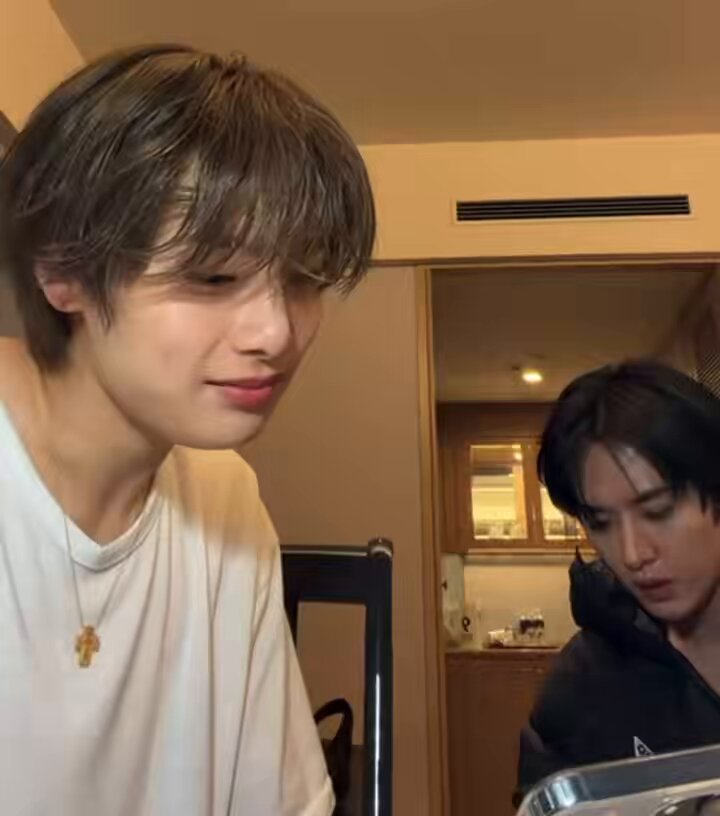 👤: leeknow oppa your skin is glowing whats the secret 🐱: its grease 🦊: *wheezing* lets just say oily. there’s better way to put it 🐱: ah i should’ve said oily 🦊: lets go with oily 😭😭😭 hes sooo
