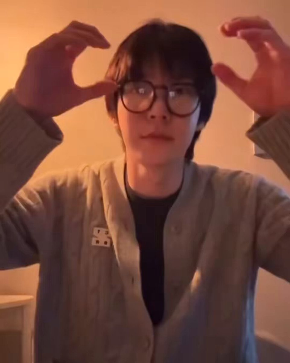 🐰: 30! 30~ 30 years old~ ☺️ HAPPY DOYOUNG DAY #2월의_맨처음첫장_도영이의_날 #Doyoung30ToEternity