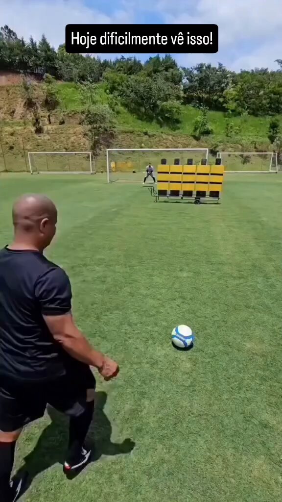 Um pouco de futebol!! Nostalgia! Do tempo em que se treinava cobrança de faltas! Hoje? Dizem que machuca o joelho. Mas, o cara não é jogador? Antigamente não prejudicava?