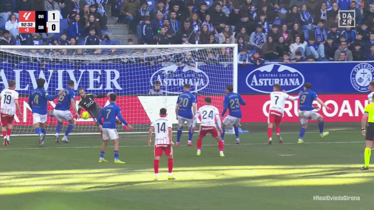🙌🏻🙌🏻🙌🏻 Pongan una estatua en Oviedo a SAN AARÓN ESCANDELL 🙌🏻🙌🏻🙌🏻 LO DE ESTE TÍO HACIENDO MILAGROS NO TIENE SENTIDO 🫢🔵 #LALIGAenDAZN ⚽