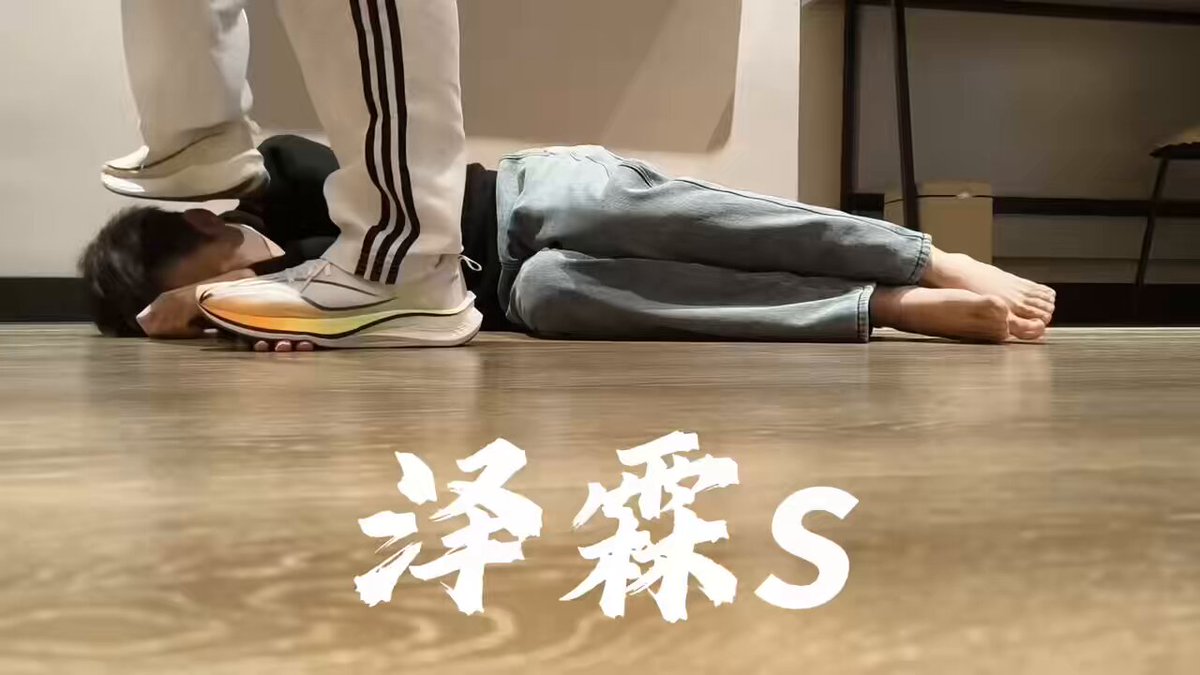 #踢踹 #踩踏 #舔鞋 #LiNing赤兔7pro 直男细狗寻求刺激被踹到一直呻吟，疼到手指和脚趾都在用力，过年禁放鞭炮的话，可以试试脚踹狗头听响🤔