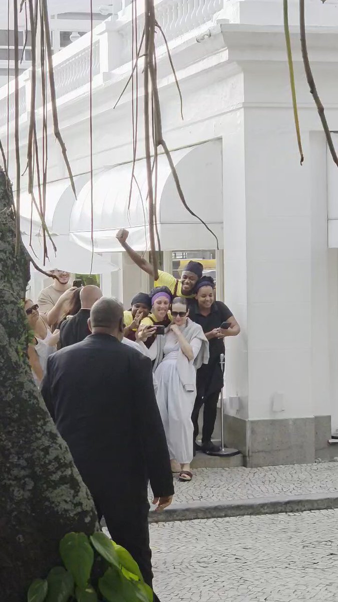 Sarah Paulson sendo a pessoa mais fofa do mundo tirando fotos com as funcionárias da sorveteria no Copacabana Palace ❤️