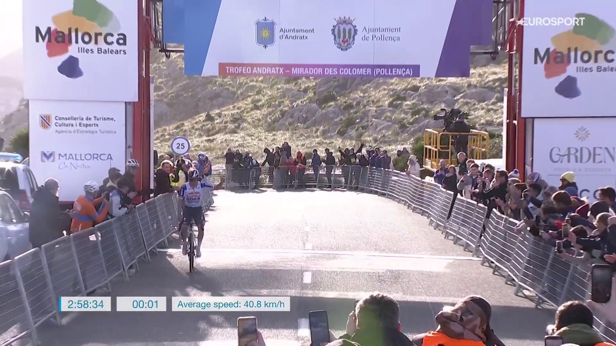 I don't think Remco needed the photographer motorbikes to win today but yes, this was ridiculous. 🙈🏍️ It felt like Poggio di Sanremo in the mid 90's LOL. #ChallengeMallorca