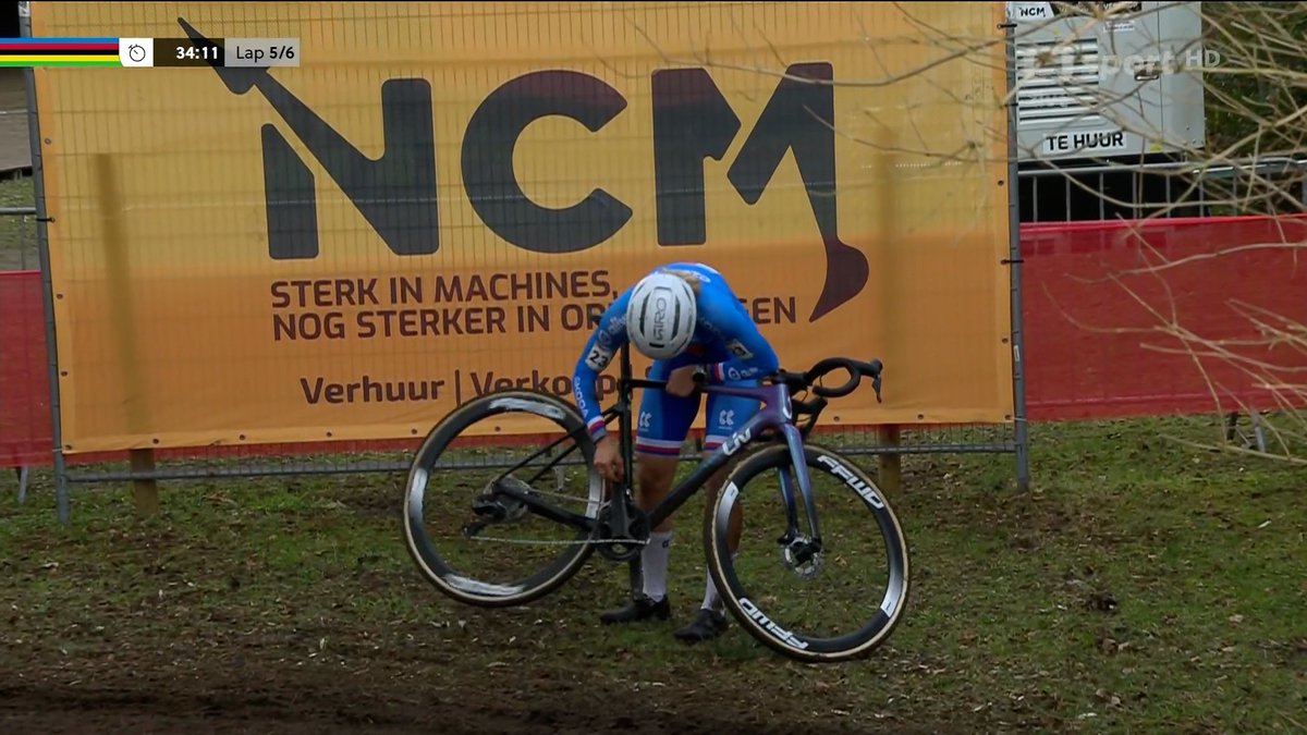⚠️ Tohle do sportu nepatří. Kristýna Zemanová 🚵♀️ se na MS v cyklokrosu rvala o umístění v top 5️⃣, ale po kolizi s Marion Norbert-Riberolleovou musela nahazovat řetěz a dojela jedenáctá. Belgičanka byla za nesportovní chování diskvalifikována. 🛑 Více 👉