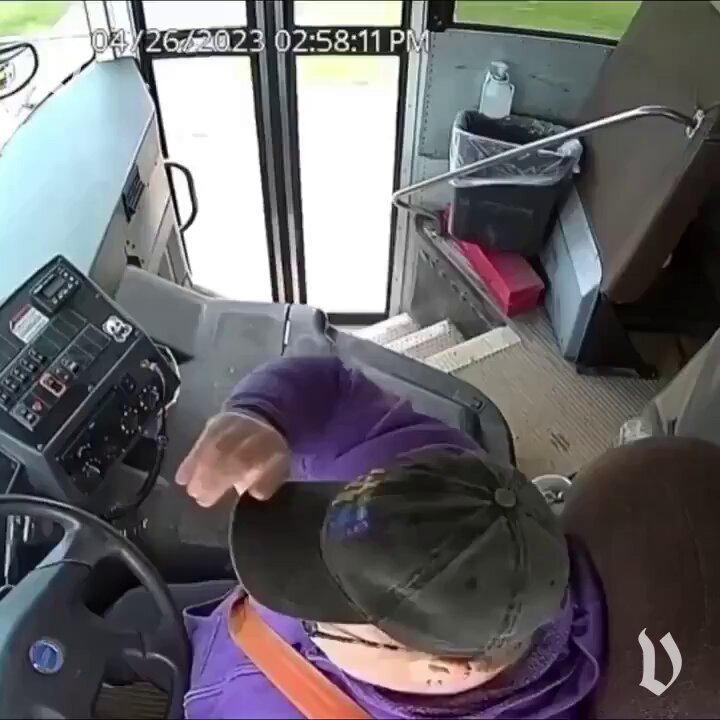 🚍🧒 Le chauffeur du bus perd connaissance devant 66 élèves. Un écolier de 13 ans, assis cinq rangs derrière, saute de son siège, prend le volant et évite le pire. 👏
