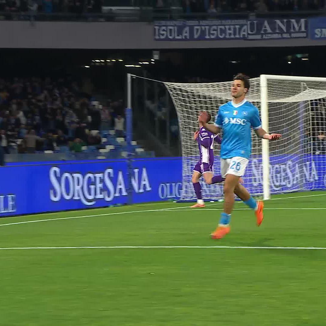 Ancora lui? Ancora lui. Dopo la Champions, primo gol in #SerieAEnilive per Vergara! 🔥 #NapoliFiorentina 1-0