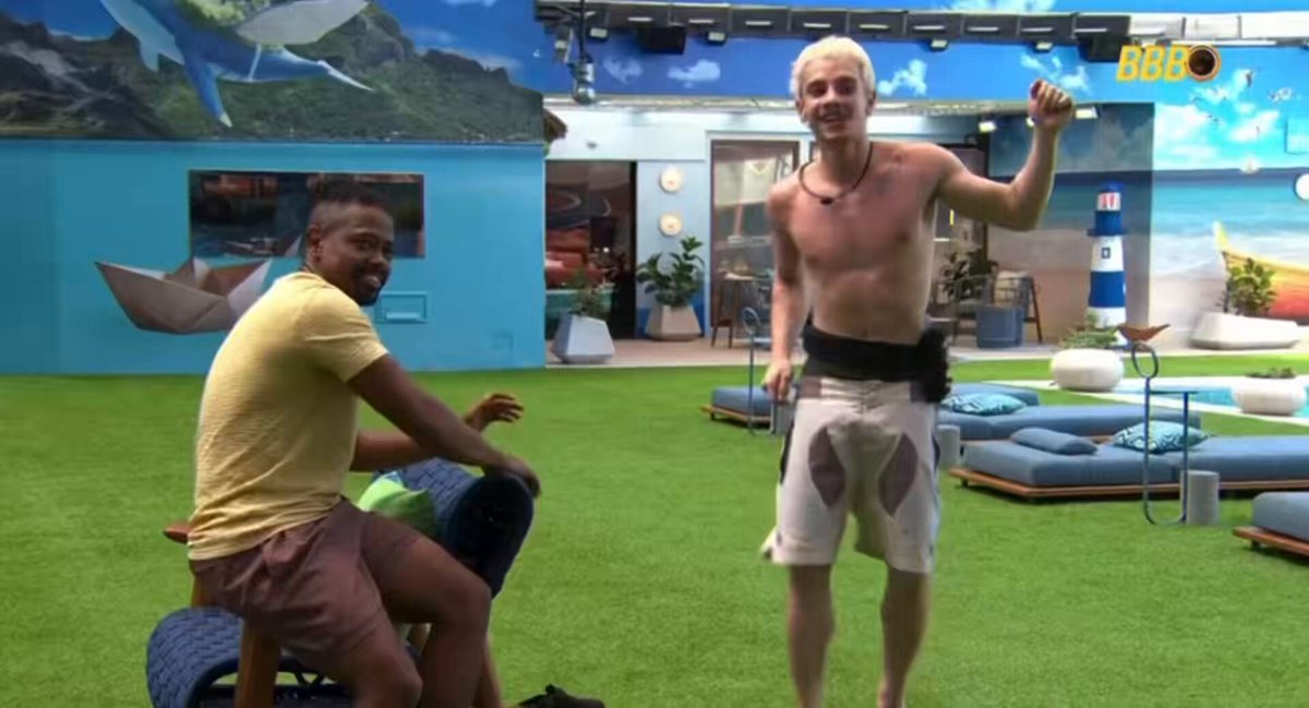 Juliano distraindo as hienas pra atender o telefone #bbb26
