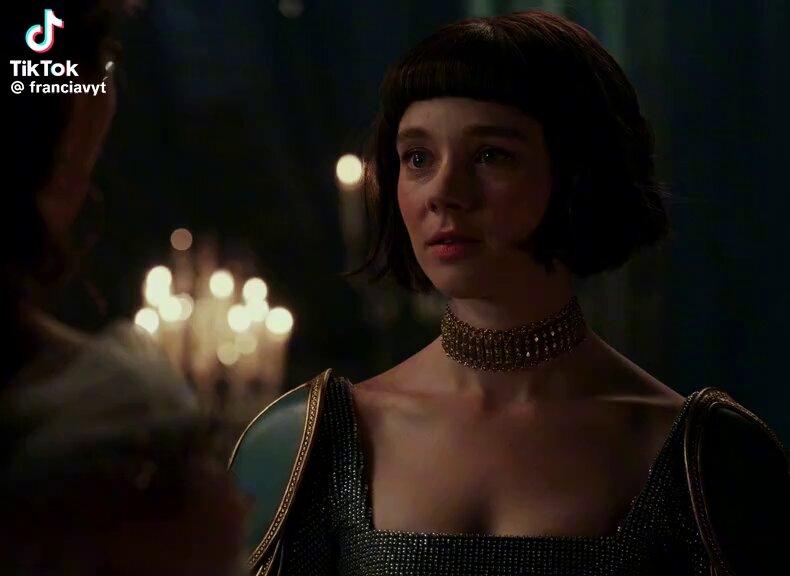comment expliquer qu’Eloïse est 100% relatable par le fait qu’elle soit toujours à contre courant sur les autres &amp; finie par être seule parce qu’elle rentre dans aucune case