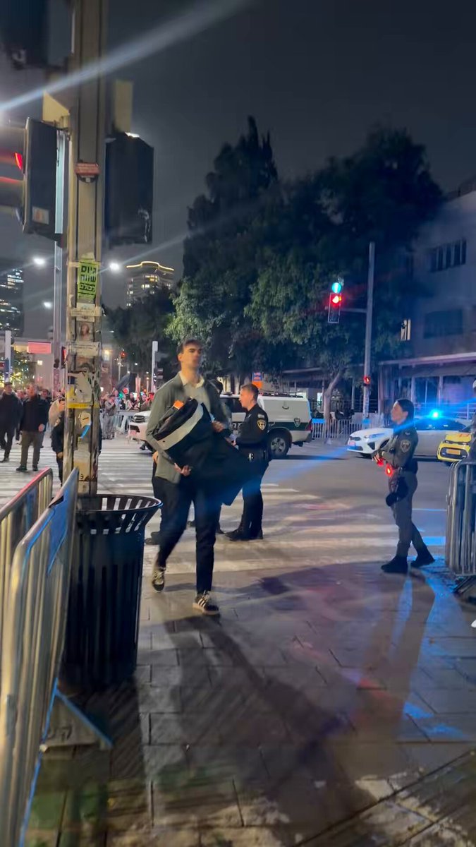 משטרת ת״א שמה את הקופים בכלוב- לשם הם שייכים. מדהים לגלות שהטכנולוגיה קיימת, שאפשר למנוע מהעבריינים האלימים האלה לעורר פרובוקציה ולתקוף אזרחים שמפגינים. והשאלה שנשאלת היא: למה המשטרה לא מתפקדת כך כל הפגנה??? Israel Police אלימות ישראל