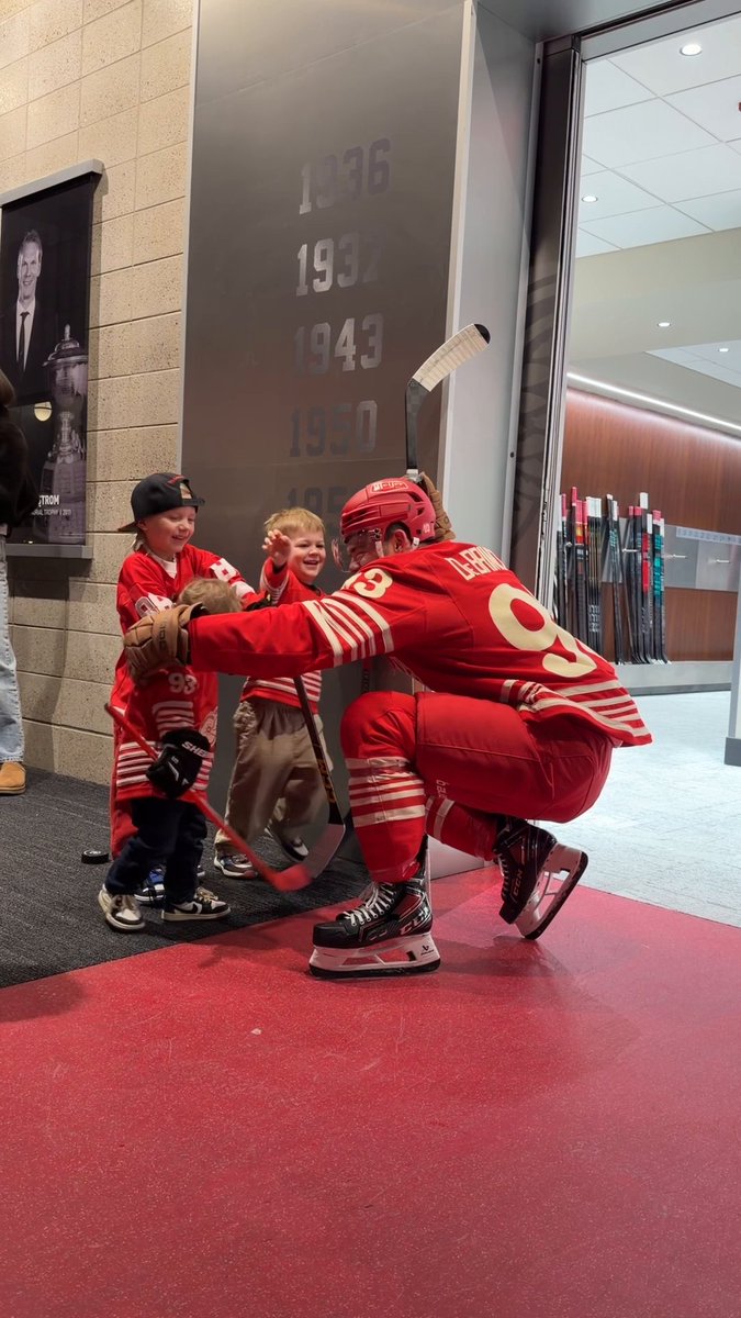 Alex DeBrincat says hi to the kiddos before the game! 🥹 📺: ABC