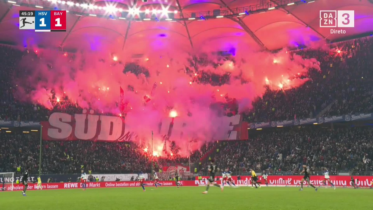 Os adeptos do Bayern dão espetáculo nas bancadas e Luis Díaz agradece com um golo 🎇 #DAZNBundesliga