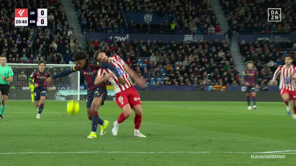 ⚽️ #LevanteAtleti ⌚️ Min. 20 💥 El Levante UD reclama roja para Lenglet 🔎 El francés sujeta a Tunde, malogrando un ataque prometedor, no una ocasión manifiesta de gol. La cercanía de Le Normand, clave en la decisión final ✅ No es roja 🎥 DAZN España