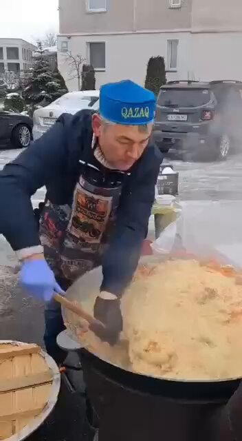 Киевляне просто волшебные! Несмотря на атаки, люди держаться вместе и стараются поддерживать друг друга. Марат-ага с самого начала полномасштабной войны войны готовит плов для киевлян. Сейчас он это делает просто во дворе многоэтажек, чтобы соседи могли поесть горячей еды. Бесплатно, от души🫶❤️🇺🇦🇰🇿