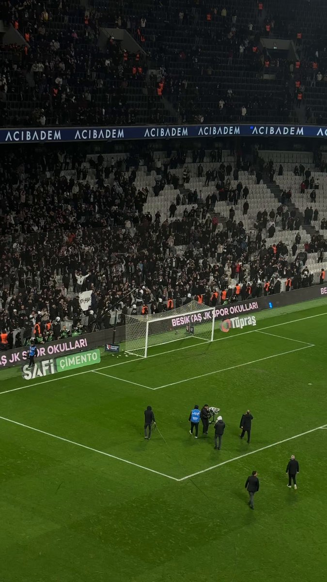 Beşiktaş’ta kuzey tribünü maç sonrası Sergen Yalçın’ı çağırdı. #BJKvKNY